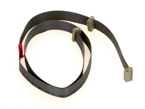 Flachbandkabel von Bosch mit zwei grauen Steckverbindern und einem roten Clip. Das Kabel hat eine dünne, flexible Struktur und ist für elektronische Verbindungen geeignet.
